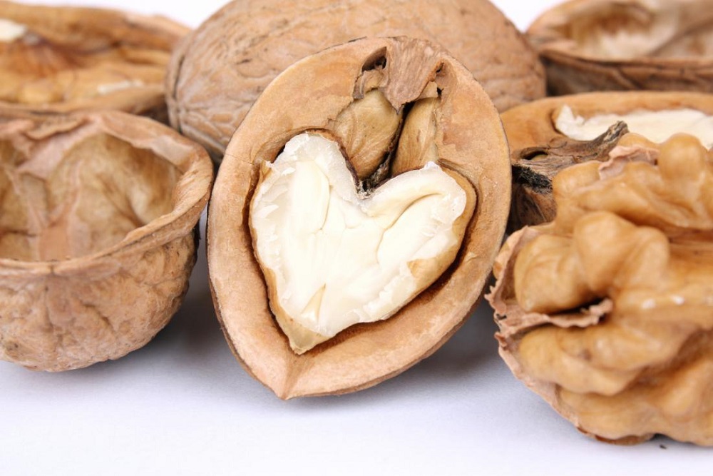 walnuts are a heart healthy snack