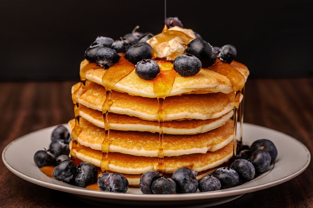 Pancakes,Stacked,With,Blueberries,And,Syrup