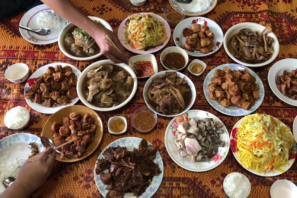 Family Eating Lunch With a variety of Food