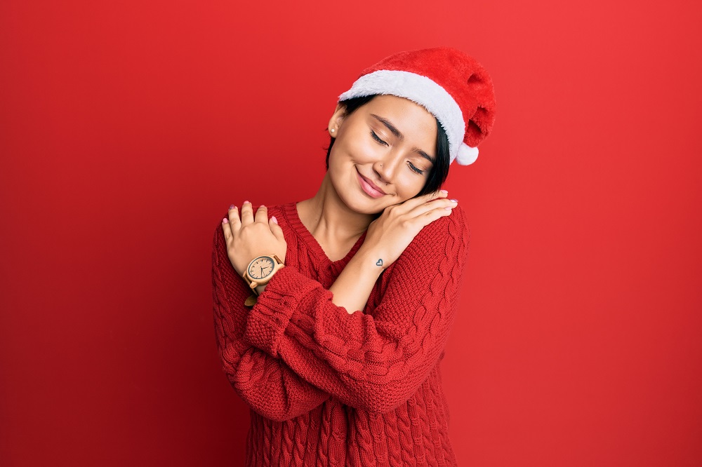 Beautiful,Young,Woman,With,Short,Hair,Wearing,Christmas,Hat,Hugging
